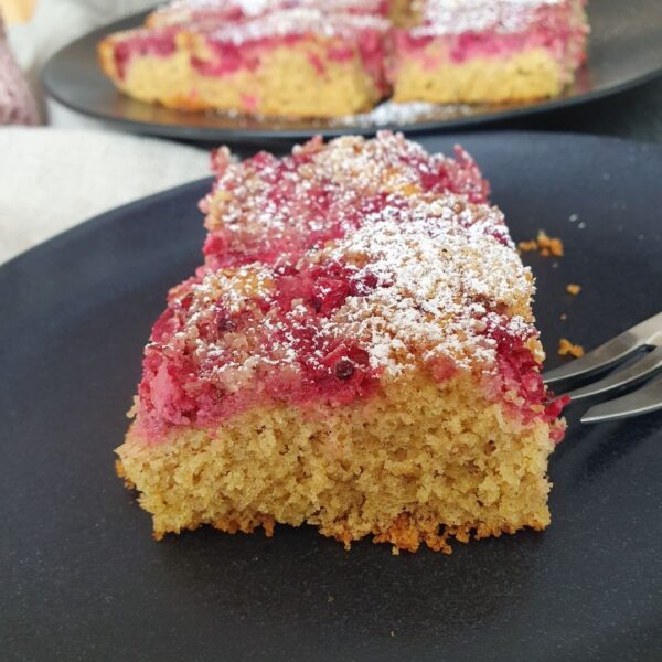 luftiger fruchtiger Einkorn Kuchen mit Johannisbeeren