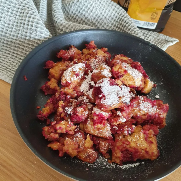 Brombeerküchlein als Schmarrn in einer schwarzen Pfanne