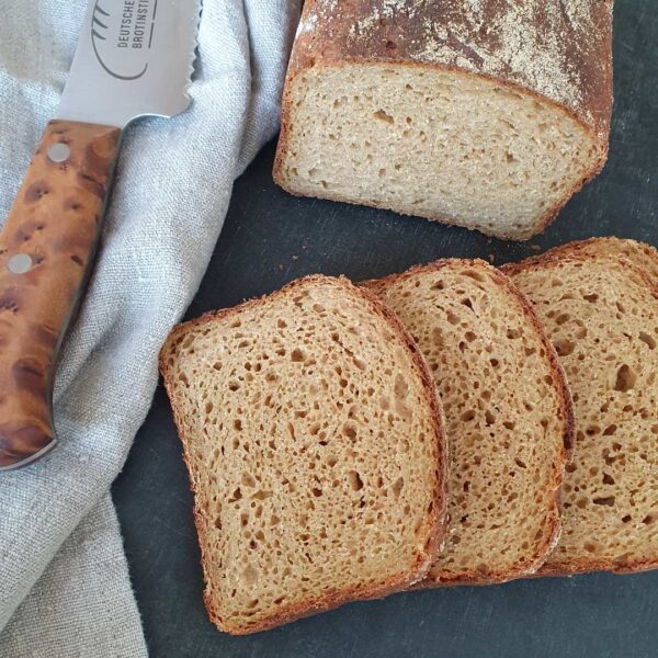 Zucchini Kastenbrot in Scheiben aufgeschnitten