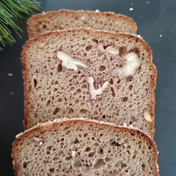 Nahaufnahme von Brotscheiben Winterbrot mit Walnüssen