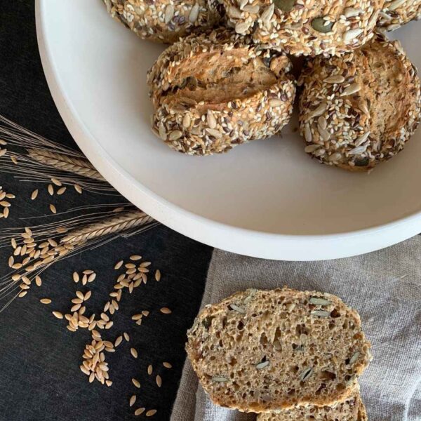 Getreidebrötchen mit Saaten