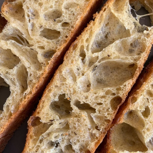 Nahaufnahme des aufgeschnittenes Fladenbrotes mit Gelbmehlweizen