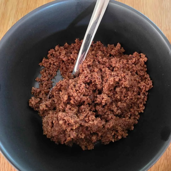 Butterschmelze aus urkornbrotbrösel in einer schwarzen Schale