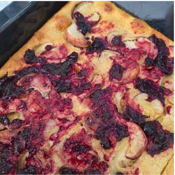 Ofenpfannkuchen fertig gebacken. Mit dunkelroter Marmelade bestrichen