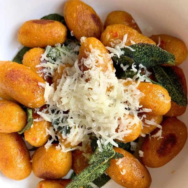 Knusprige Urkornpuristen Kartoffeln mit Käse und Salbei, glutenfrei, vegan, gesunde Ernährung, regional, Bio, nachhaltige Zutaten.